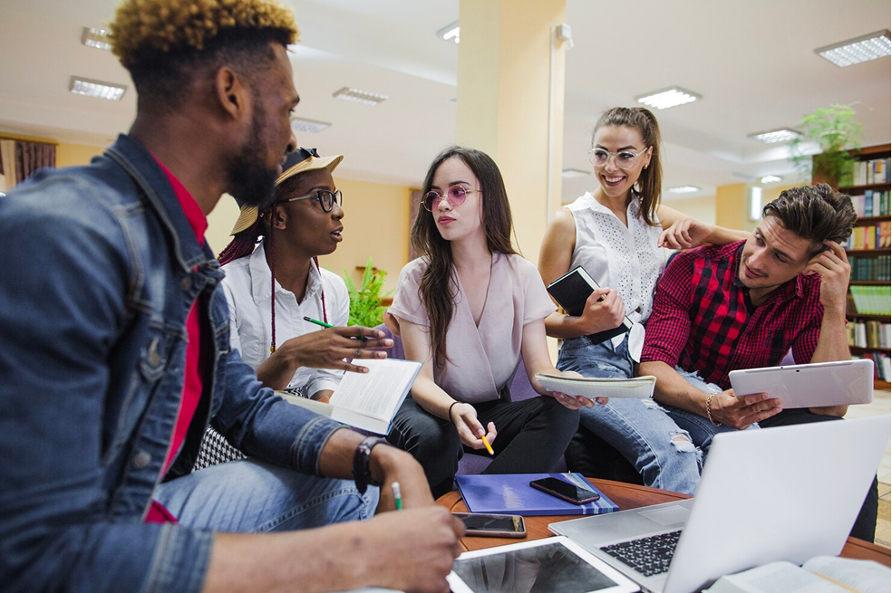 Étudiants de l'école Hesias travaillant ensemble sur un projet informatique